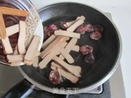 Make Garlic sausage fried eggs step 2