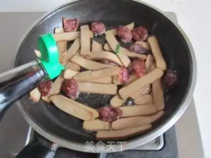 Make Garlic sausage fried eggs step 3