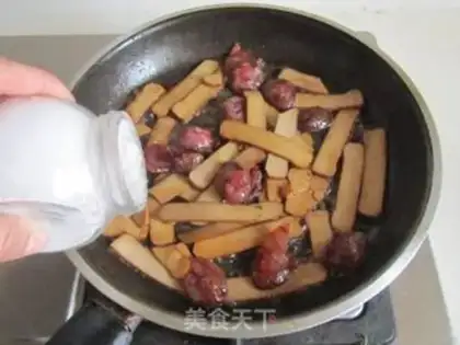 Make Garlic sausage fried eggs step 4