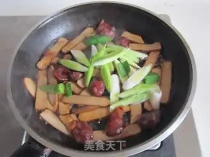 Make Garlic sausage fried eggs step 5