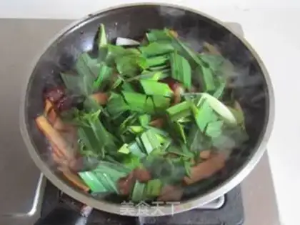 Make Garlic sausage fried eggs step 6