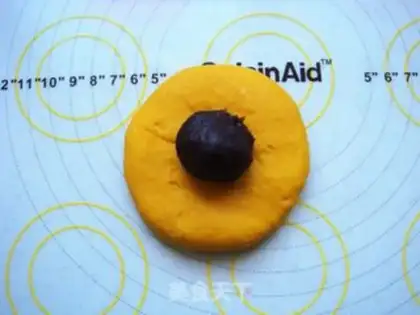 Make Golden chicken-year-old bean bag step 2