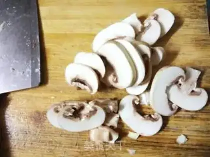Make The winter mushroom chicken soup step 2