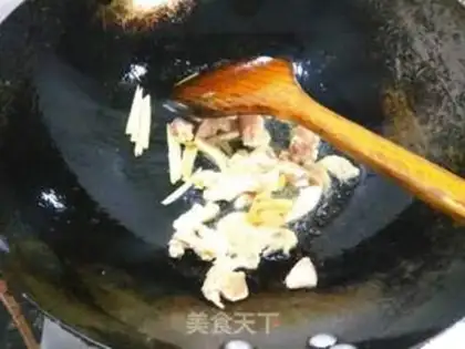 Make The winter mushroom chicken soup step 4