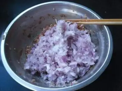 Make Pork onion pie step 4