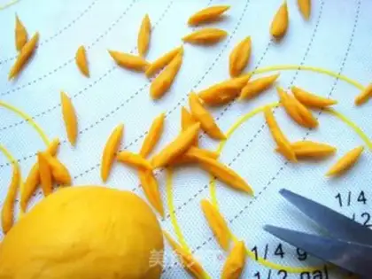 Make Golden chicken-year-old bean bag step 9