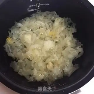 Make Silver-ear soup step 1
