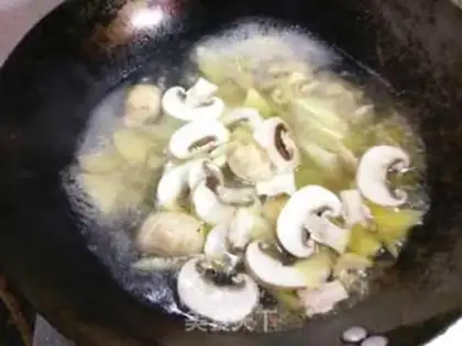 Make The winter mushroom chicken soup step 7