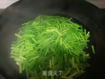 Make Garlic fried eggs step 3