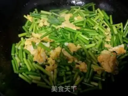 Make Garlic fried eggs step 6