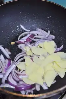 Make Onion fried eggs dry step 3