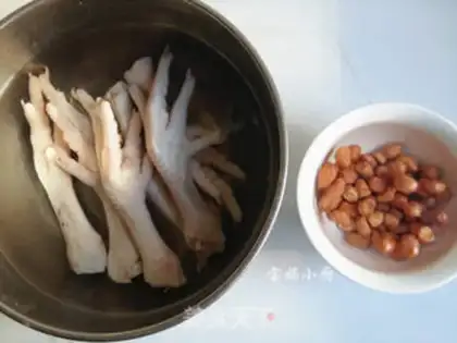 Make Peanut chicken claw soup step 1