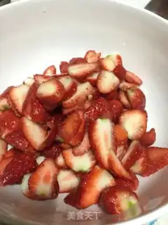 Make Homemade strawberry sauce step 0