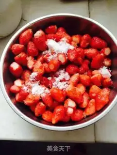 Make Strawberry Popsicle step 1