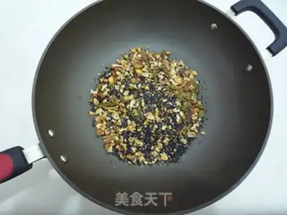 Make walnut sesame sugar step 3