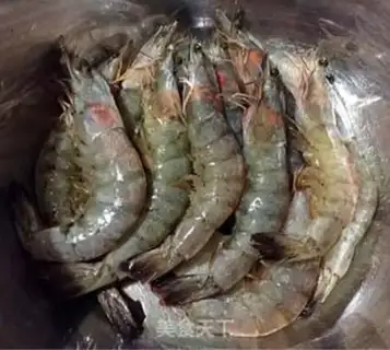 Make Tomato and shrimp step 0