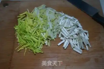 Make Garlic fried eggs step 1