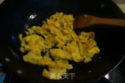 Make Garlic fried eggs step 4