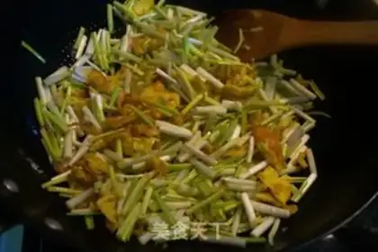 Make Garlic fried eggs step 5