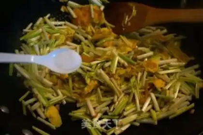 Make Garlic fried eggs step 6