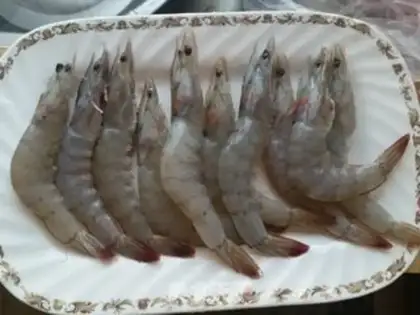 Make Flowers with rich shrimp step 1