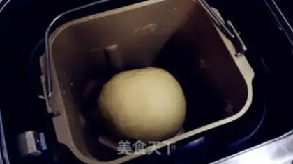 Make Bear baby squeezes bread step 1