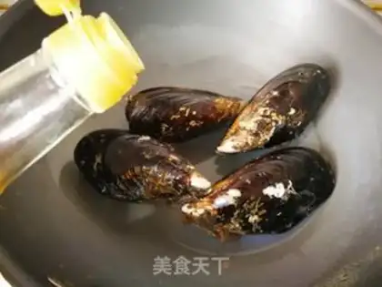 Make Dry pan mussels step 1