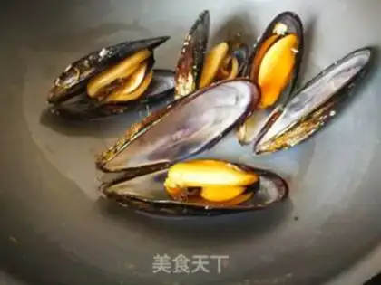 Make Dry pan mussels step 3