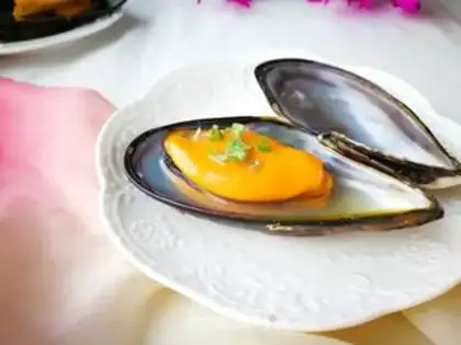 Make Dry pan mussels step 4