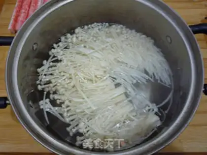 Make Crab sticks with golden needle mushrooms step 2