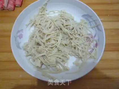 Make Crab sticks with golden needle mushrooms step 3