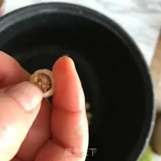 Make Silver Ear Lotus soup step 1