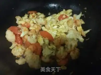 Make Tomato gravy fried eggs step 5