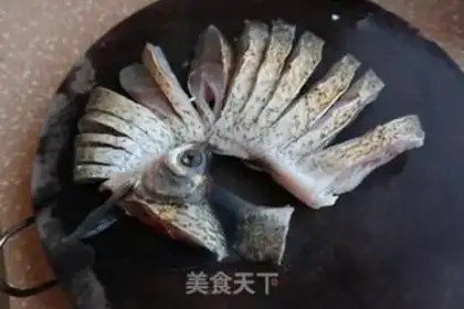 Make Peacock open-screen fish step 1