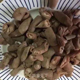 Make Garlic-fried pig intestines step 1