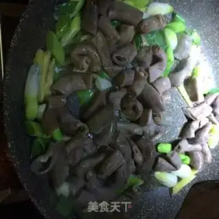 Make Garlic-fried pig intestines step 4