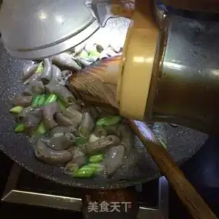 Make Garlic-fried pig intestines step 5