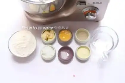 Make Rabbit hot dog bread step 0