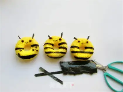 Make Honeybee donuts step 4