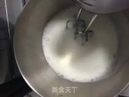Make Strawberry naked cake step 2