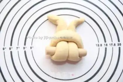 Make Rabbit hot dog bread step 12