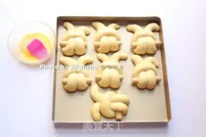 Make Rabbit hot dog bread step 14