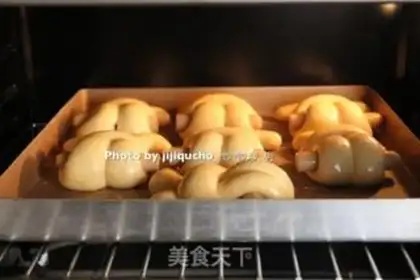 Make Rabbit hot dog bread step 15