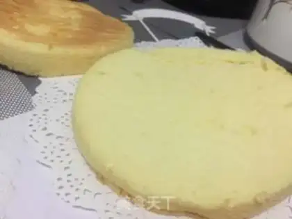 Make Strawberry naked cake step 10