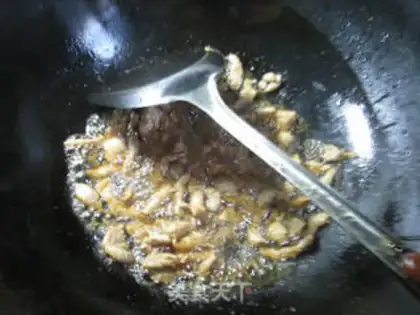 Make Scrambled eggs in the cabbage step 4