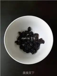 Make raisins and eggs step 1