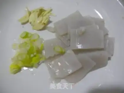 Make Pancakes and fried powder step 0
