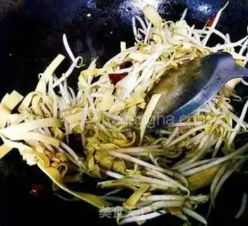 Make Green bean sprouts and dry tofu step 4