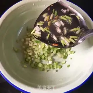 Make Pork liver, skinny horse, hoof noodle soup step 1