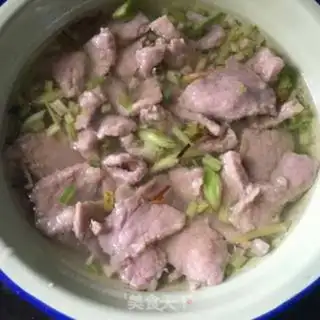 Make Pork liver, skinny horse, hoof noodle soup step 4